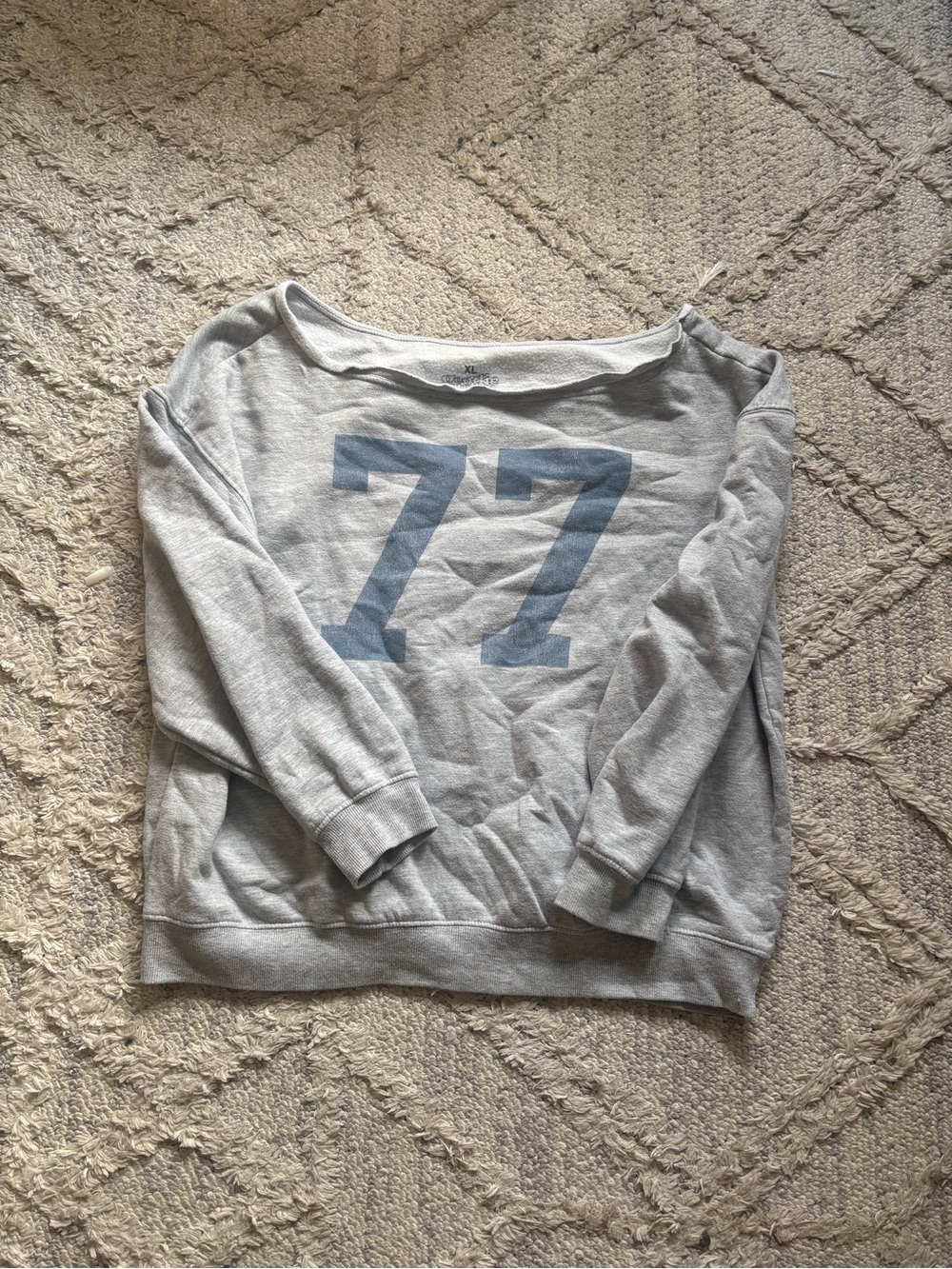 Off-the-Shoulder Women's Pullover Sweater with '77 Graphic - Gray